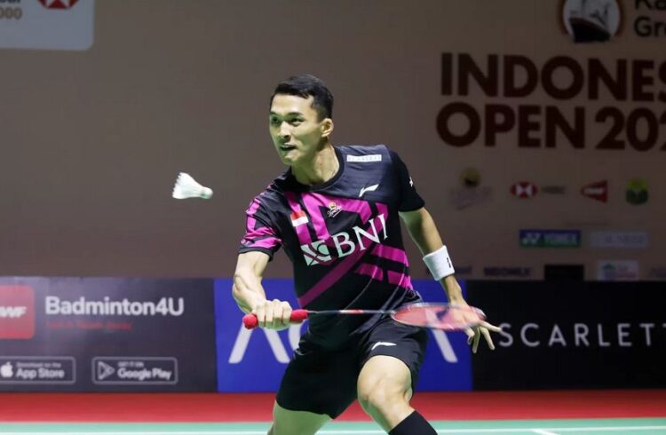 INDONESIA OPEN— Tunggal Putra Indonesia Jonatan Christie saat menghadapi Tunggal Putra Prancis Toma Junior Popov dalam babak 16 besar turnamen Indonesia Open 2023 di Istora Senayan, Jakarta, Kamis (15/6).