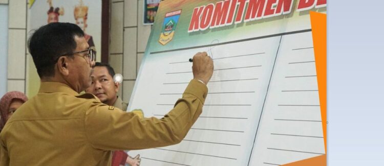 Wujudkan Solsel Layak Anak, Butuh Komitmen dan Partisipasi 1 TANDATANGAN—Bupati Solok Selatan Khairunas saat menandatangani kesepakatan komitmen bersama.