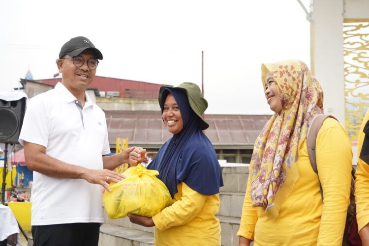 BANTUAN— Bupati Solsel Khairunas memberikan bantuan sembako kepada warga