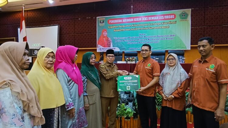 LKKS Sumbar Lakukan Penguatan Jaringan Kerja, 50 Lansia Mendapat Bantuan Sembako 1 c117dabe b60f 4a2d 940a 1290bc09bc50