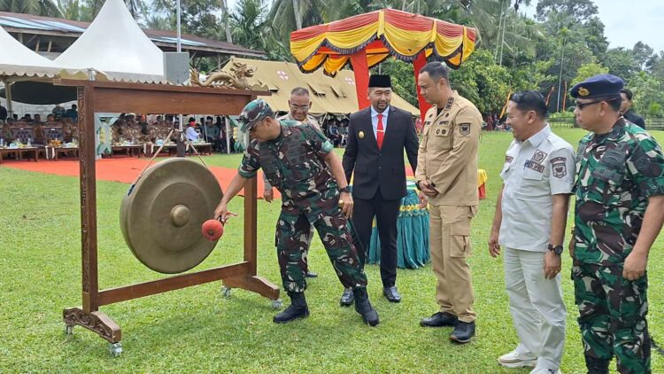 PUKUL GONG— Danrem 032/Wbr Brigjen TNI Rayen Obersyl, dan Wagub Dr. Ir. Audy Joinaldy serta diikuti oleh Bupati Sijunjung Benny Dwifa Yuswir melakukan pemukulan gong dimulainya TMMD di Sijunjung, Selasa (20/2).