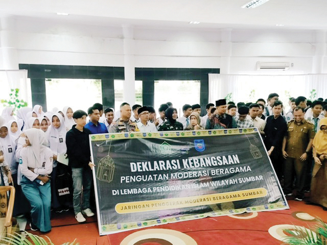 Gaet Unsur Forkopimda Sawahlunto, JPMB Sumbar Deklarasi Kebangsaan Penguatan Moderasi Beragama 1 DEKLARASI KEBANGSAAN— Jaringan Penggerak Moderasi Beragama (JPMB) Sumatera Barat menggaet Pemerintah Kota Sawahlunto dan Forkopimda dalam kegiatan Seminar dan Deklarasi Kebangsaan, Senin, (19/2).
