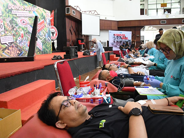 DONOR DARAH—  Kegiatan donor darah dilakukan PT Semen Padang saat menyambut Hari Kesetiakawanan Sosial Nasional dan Hari Solidaritas Kemanusiaan Internasional, akhir tahun 2023 lalu, di Gedung Serba Guna PT Semen Padang.