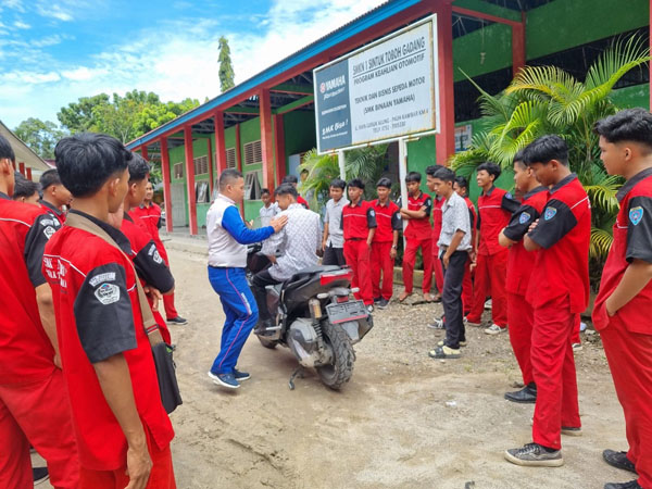 Gencarkan Kampanye #CaRi_aMan dalam Berkendara, Honda Hayati Edukasi Siswa SMKN 1 Sintoga 1 EDUKASI— Honda Hayati menggelar edukasi keselamatan berkendara dengan tema Bangga menjadi Generasi #Cari_Aman di SMKN 1 Sintuk Toboh Gadang, Kamis (22/2).