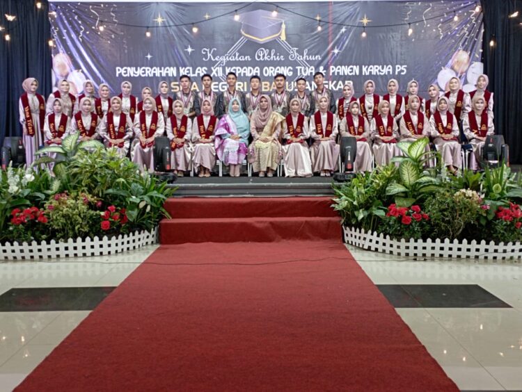 SMAN 2 Batusangkar Gelar Kegiatan Akhir Tahun, 231 Siswa Diserahkan ke Orang Tua. 1 efda0fde c224 45e7 8e16 e027d0279e3a