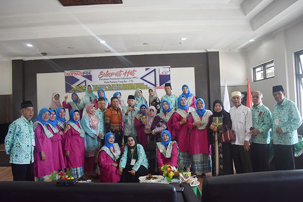 HUT Pertama Persatuan Pensiunan Indonesia Kota Padang, PPI Tuntut Kenaikan Uang Pensiun 12 Persen 1 PERAYAAN HUT— Persatuan Pensiunan Indonesia Kota Padang (PPI) merayakan HUT pertama, di kantor LKAAM Sumbar, Selasa (27/2).