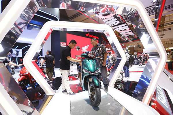 PRIMADONA—  Honda Stylo 160 menjadi primadona booth PT Astra Honda Motor (AHM) dalam gelaran Indonesia International Motor Show (IIMS) 2024 di JI Expo, Kemayoran, Jakarta Pusat.