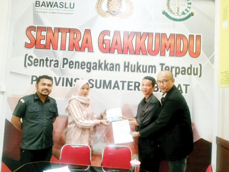 SERAHKAN LAPORAN— Zailendra, bersama kuasa hukumnya, Naldi Santika melaporkan dugaan money politik ke Bawaslu Sumbar, Selasa (27/2).