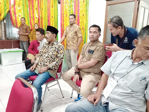 MONITORING— Ketua KPU Sumbar Surya Efitrimen saat monitoring rekapitulasi penghitungan suara pemilu di Kecamatan Pasaman, Kabupaten Pasaman Barat pada Senin (18/2).