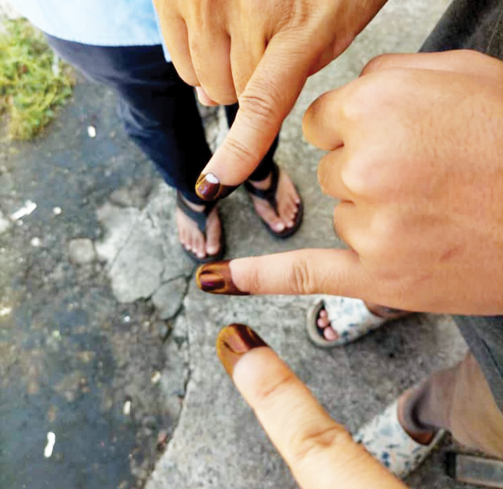 JARI BERTINTA— Jari bertinta sebagai simbol telah menggunakan hak pilih, ramaikan media sosial dengan beragam caption.