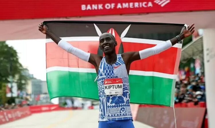 Pemegang Rekor Dunia Maraton, Kelvin Kiptum Meninggal Dunia dalam Kecelakaan Mobil 1 CETAK SEJARAH— Kelvin Kiptum yang membuat sejarah pada Oktober 2023 ketika ia mencatat waktu 2:00:35 dalam Chicago Marathon.