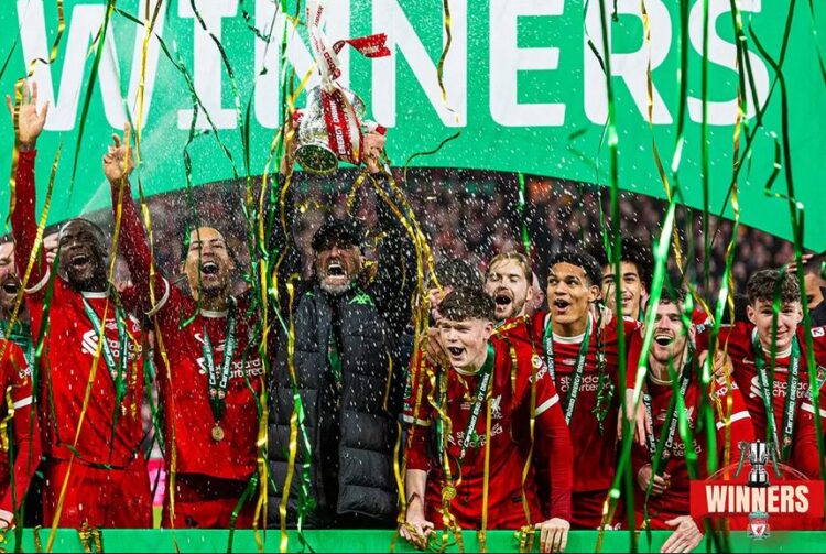 ANGKAT TROFI— Liverpool berhasil mengangkat trofi Piala Liga Inggris setelah mengalahkan Chelsea 1-0 di partai Final yang berlangsung di Stadion Wembley, Minggu (25/2).