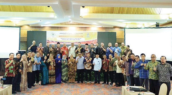 Bimtek DPRD Provinsi Sumatera Barat, Implementasikan Perpres Nomor 53 Tahun 2023 dan Sukseskan Kinerja DPRD Periode 2019-2024 1 KETUA DPRD Sumbar, Supardi poto bersama instruktur dan peserta Bimtek.