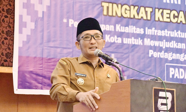 Angka Pengangguran dan Kemiskinan Menurun di Padang 1 MUSRENBANG KECAMATAN— Wako Padang Hendri Septa, memberi sambutan saat pembukaan Musrenbang Kecamatan Padang Utara.