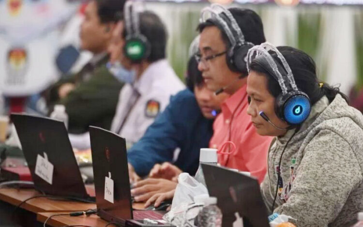 REKAPITULASI SUARA— Sejumlah petugas melakukan supervisi rekapitulasi suara Pemilu 2024 secara daring di Kantor KPU, Jakarta, Kamis (15/2).