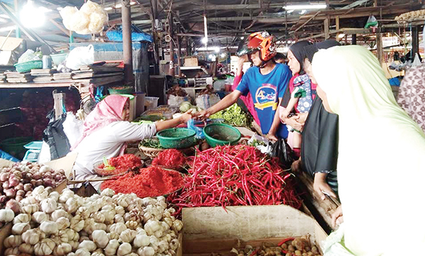Pasokan Melimpah, Harga Cabai dan Bawang Merah Turun 1 pedagang cabai di ulak karang