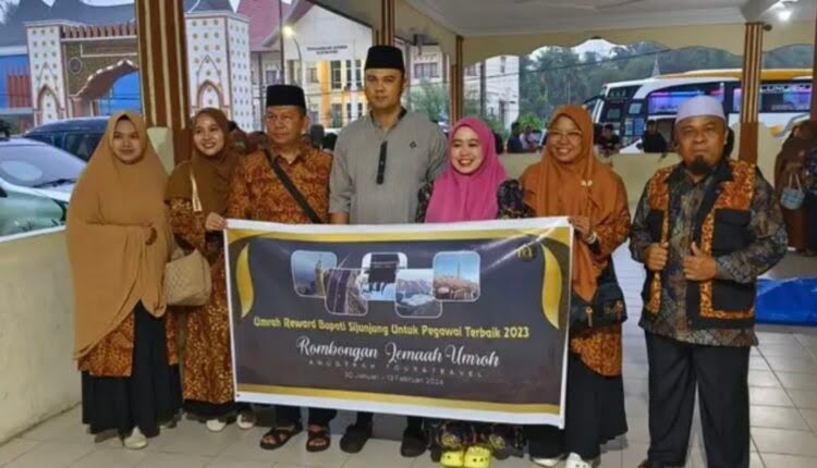 DILEPAS—Bupati Sijunjung, Benny Dwifa Yuswir bersama Ketua TP PKK, Ny. Riri Benny disaksikan Kepala BKPSDM Sijunjung, Riki Mainaldi Neri melepas  di halaman Masjid Taqwa Muaro Sijunjung.