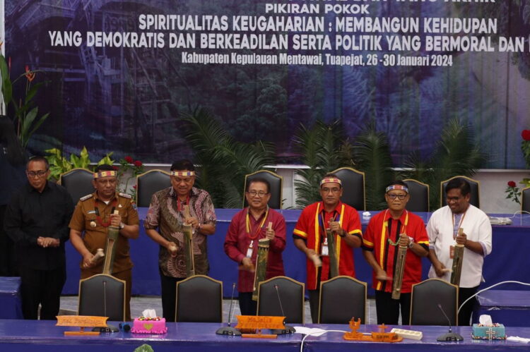 Fernando J Simanjuntak Hadiri Penutupan Sidang MPL-PGI 2024 1 HADIRI—Pj. Bupati Kepulauan Mentawai Fernando Jongguran Simanjuntak, hadiri penutupan Sidang Majelis Pekerja Lengkap (MPL) Persekutuan Gereja-gereja di Indonesia (PGI) 2024 yang dilaksanakan di Gereja Pniel Mappadegat.
