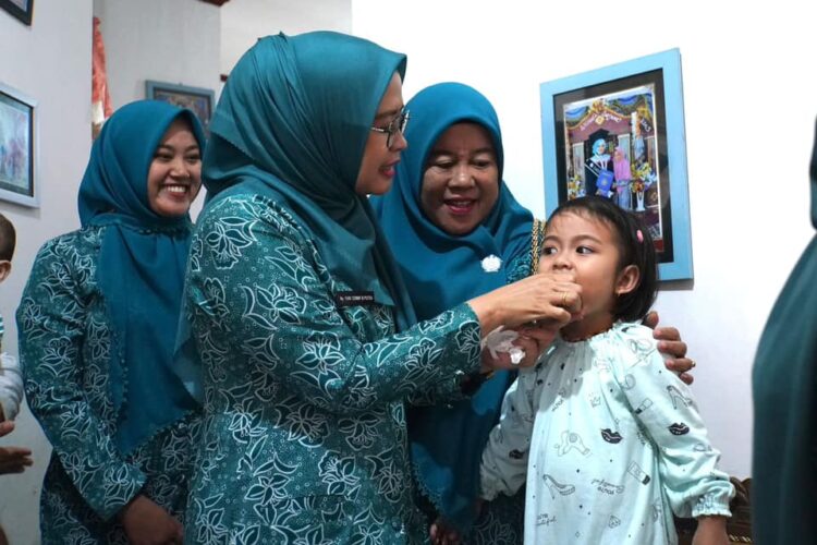 VITAMIN A— Pj Ketua TP PKK Kota, Sri Hidayani Sonny memberikan vitamin A pada balita.