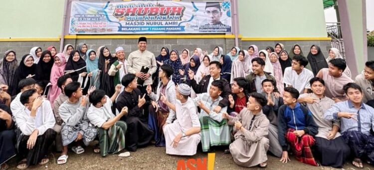SUBUH MUBARKAH— Pj Wali Kota, Sonny Budaya Putra, foto bersama usai Subuh Mubarakah di Masjid Nurul Amri, Kelurahan Balai-Balai, Kecamatan Padang Panjang Barat, Minggu (18/2).