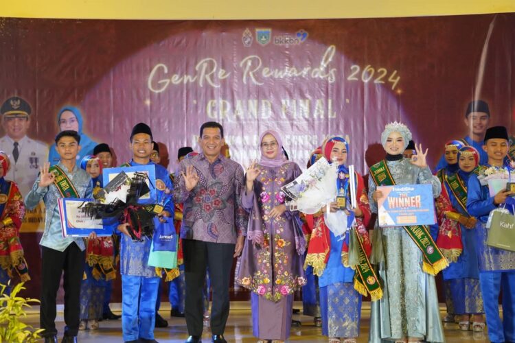 PEMENANG DUTA GENRE— Pj Wali Kota, Sonny Budaya Putra bersama para pemenang dan finalis Duta Genre 2024, saat malam grand final, Kamis (22/2) malam.