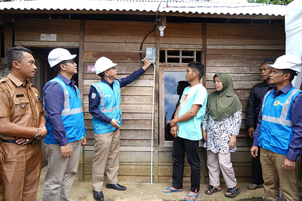 KOMITMEN— PT PLN (Persero) Unit Induk Distribusi Sumatera Barat terus membuktikan komitmennya melistriki seluruh pelosok negeri melalui program Light Up The Dream (LUTD).