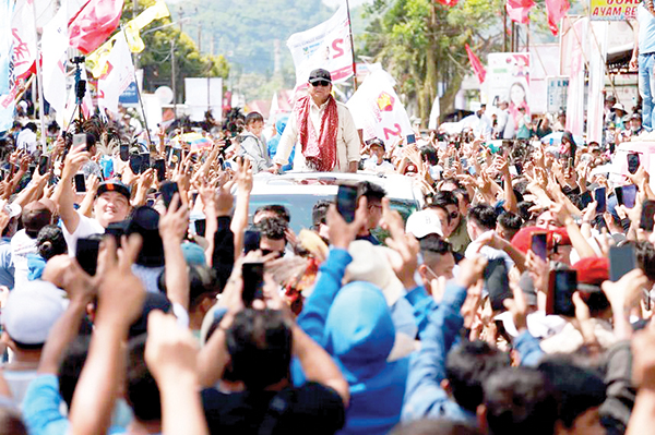 SAPA PENDUKUNG— Calon presiden nomor urut 2, Prabowo Subianto menyapa puluhan ribu masyarakat Sulawesi Utara dalam kunjungannya ke Langowan.