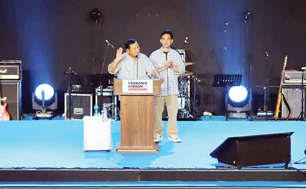 SAMBUTAN— Capres nomer urut 2 Prabowo Subianto dan Cawapres Gibran Rakabuming Raka memberikan sambutan kepada para pendukung di Istora Senayan, Jakarta, Rabu (14/2).