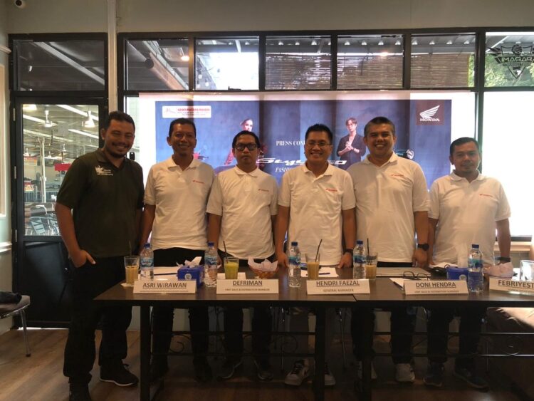New Honda Stylo 160 Resmi Mengaspal di Sumbar, Skutik Premium Fashionable Bertenaga 160cc 1 KONFERENSI PERS— Jajaran Manajemen PT Hayati Pratama Mandiri saat Konferensi pers launching New Honda Stylo 160.