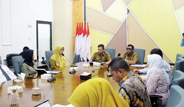 PERCEPATAN PASAR KULINER— Wakil Wali Kota Padang melakukan rapat koordinas untuk percepatan realisasi pembangunan Pasar Kuliner Pantai Padang, bersama perwakilan BI, Bank Nagari, Bank BRI dan Bank Mandiri, Senin (26/2), di Balaikota, Aiepacah.