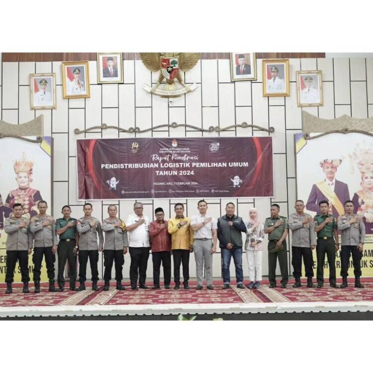 Logistik Pemilu Didistribusikan Senin Depan di Solok Selatan 1 RAKOR— Para peserta Rapat Koordinasi (Rakor) Pendistribusian Logistik Pemilu Tahun 2024, Bupati Solsel, H Khairunas foto bersama.