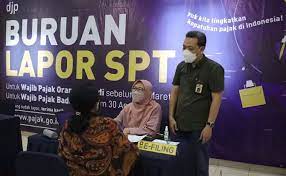 Cara Mudah Lapor SPT Pajak 2023 1 melaporkan SPT --Warga melaporkan SPT Tahunan Pajak di KPP Pratama Jakarta Tanah Abang, Jakarta, Kamis (31/3/2022). Batas akhir lapor SPT Tahunan bagi wajib pajak berakhir pada 31 Maret 2022. Masyarakat yang memiliki NPWP dan memiliki penghasilan tetap setiap bulan, atau dari usaha diimbau segera melaporkan SPT Tahunan. (JAWA POS)