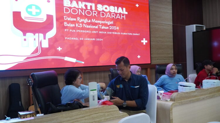 DONOR DARAH--memperingati Bulan Kesehatan dan Keselamatan Kerja (K3) Nasional Tahun 2024, PT PLN (Persero) Unit Induk Distribusi Sumatera Barat menggelar Bakti Sosial Donor Darah bertempat di Aula Kantor Induk pada Selasa (30/01).