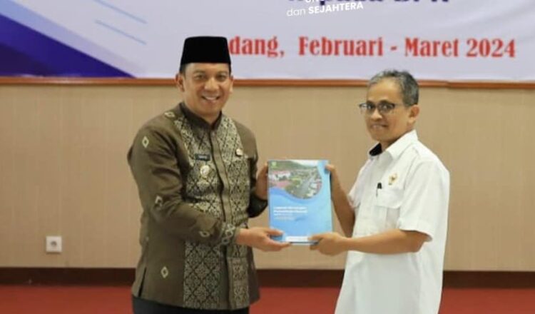 SERAHKAN—Pj  Wali Kota, Sonny Budaya Putra, serahkan Laporan Keuangan Pemerintah Daerah (LKPD) Kota Padang Panjang 2023 ke Perwakilan Badan Pemeriksa Keuangan (BPK).