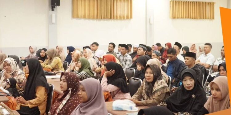 Sukseskan Satu Jorong Satu Rumah Tahfiz, Solsel Naikkan Honor Guru jadi Rp600 Ribu 1 PEMBINAAN GURU TAHFIZ— Bupati Solok Selatan H.Khairunas pada pembukaaan pembinaan guru tahfiz Angkatan III di Hotel Pesona Alam Sangir, Minggu (4/2).