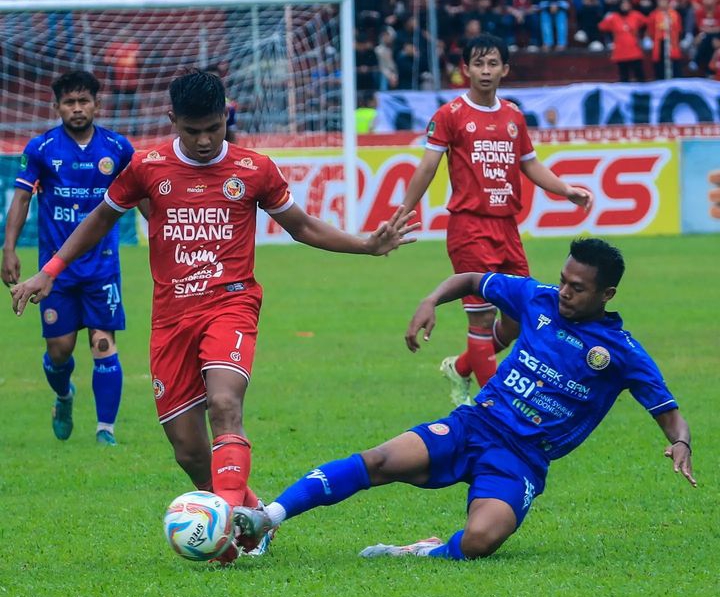 Semen Padang FC Lolos Semifinal Liga 2, Selangkah Menuju Liga 1 1 DUEL— Pemain Semen Padang FC, Genta Alfaredo berusaha melawati hadangan pemain Persiraja pada partai pamungkas Grup X Pegadaian Liga 2023/2024 di Stadion H. Agus Salim Padang, Sabtu (3/2).