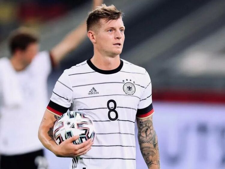 3 Tahun Pensiun, Toni Kroos Umumkan Kembali ke Timnas Jerman 1 KEMBALI BELA TIMNAS— Gelandang Real Madrid Toni Kroos umumkan dirinya yang kembali ke Tim Nasional Jerman setelah tiga tahun pensiun internasional.