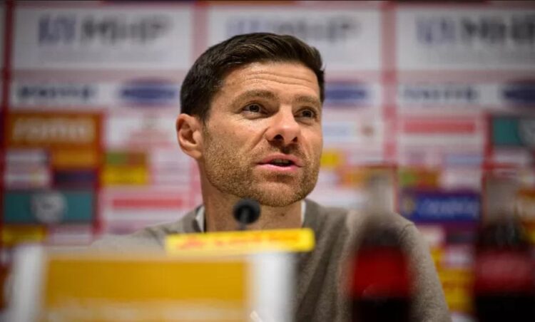 WAWANCARA— Pelatih Bayer Leverkusen, Xabi Alonso ketika sedang diwawancarai pasca laga kontra Heidenheim pada Sabtu (17/2) kemarin.