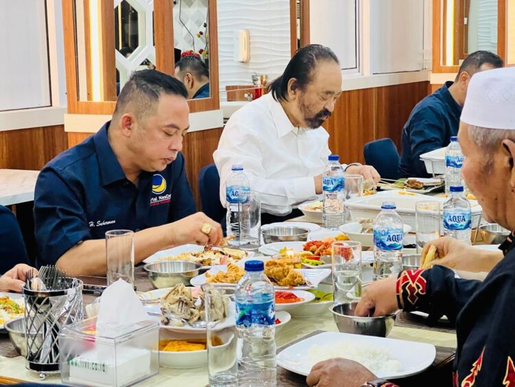 H Suherman sampaikan ucapan selamat buat masyarakat Tanahdatar, saat makanalam bersama Surya Paloh. (chandra antoni)