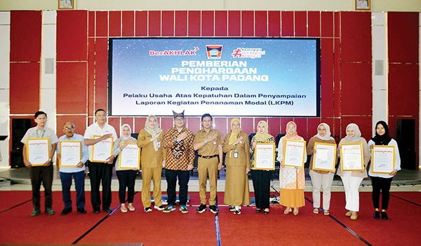 PENGHARGAAN— 
Wakil Wali Kota Padang Ekos Albar berfoto bersama dengan para pelaku usaha yang diberi penghargaan atas kepatuhan mereka dalam menyampaikan Laporan Kegiatan Penanaman Modal (LKPM) setiap triwulan, Selasa (5/3).