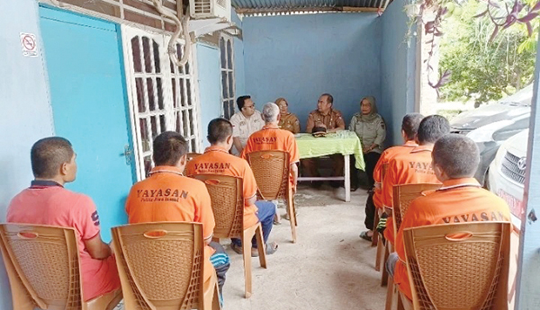 REHABILITASI— Sejumlah ODGJ menjalani proses rehabilitasi di di Panti Yayasan Insani Kalumbuk, Kecamatan Kuranji. Mereka ini setelah dirawat dan dinyatakan sembuh maka diperbolehkan pulang,
