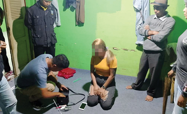 Artis Orgen Tunggal Kepergok Nyabu di Kontarakan 1 SABU— Pelaku W (29) yang kepergok nyabu di rumah kontrakanya diringkus
Tim Satresnarkoba Polres Agam.