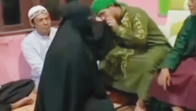 Buntut Konten Pasutri Boleh Tukar Pasangan, Gus Samsudin Resmi jadi Tersangka dan Ditahan 1 TANGKAPAN LAYAR— Konten video Gus Samsudin yang menjadi kontroversi lantaran memperbolehkan jemaahnya saling tukar pasangan.