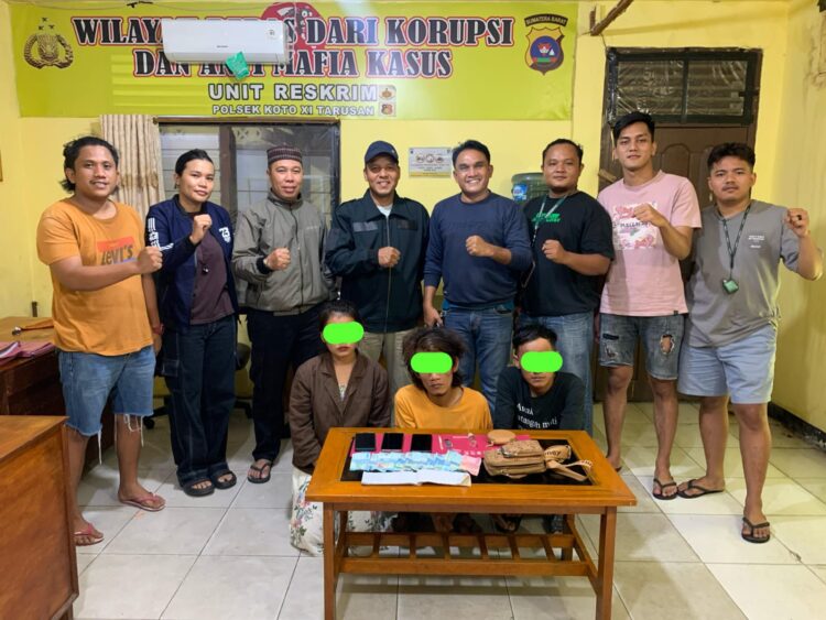 Asik Pakai Narkoba, S (26) digrebek Bersama Dua Rekan laki - lakinya Satu Rumah 1 S (26) perempuan (Pelajar) Kampung Sungai Talang Nagari Kapuh Utara, Kecamatan Koto XI Tarusan, Kabupaten Pesisir Selatan. Bersama, Y (29) dan R (36) tidak bisa berkutik lagi, usai digrebek
Tim Opsnal Sapu Jagat Sat Narkoba Polres Pessel.