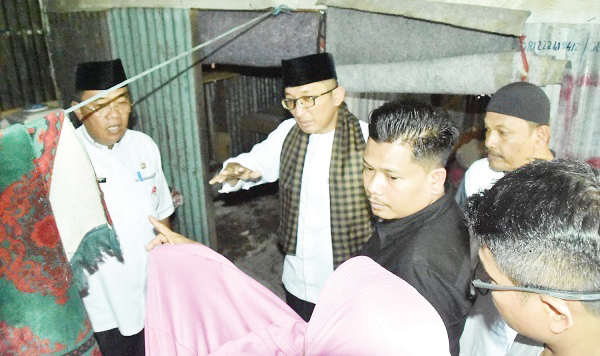 DIKUNJUNGI WAKO— Rumah tidak layak huni yang dihuni Anton dan Suryati, di Jalan Pekanbaru No. 30 RT 02/RW 05, Kelurahan Ulak Karang Selatan (UKS), dikunjungi Wako Hendri Septa. Rumah pengayuh becak ini akan direhab Baznas melalui program “Semata’.