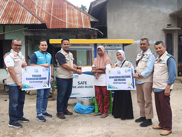 SALURKAN BANTUAN--YBM PLN UP3 Solok menyalurkan bantuan senilai Rp 88 juta, mendukung kebutuhan pendidikan, usaha, dan pengobatan bagi masyarakat kurang mampu.