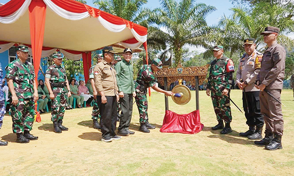 Penutupan TMMD ke-119 di Pasaman ditandai pemukulan gong oleh Danrem 032/Wirabraja Brigjen TNI Rayen Obersyl disaksikan Bupati Pasaman, Sabar AS, Sekretaris Dinas PMD Sumbar, Amriman dan Forkopimda.