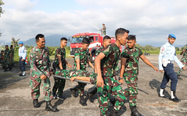 SIMULASI PEMADAMAN KEBAKARAN— Danlanud SUT Kolonel Nav Sani Salman Nuryadin, menyaksikan latihan simulasi pemadaman kebakaran bertempat di sekitar Apron Lanud SUT, Padang, Jumat (22/3).