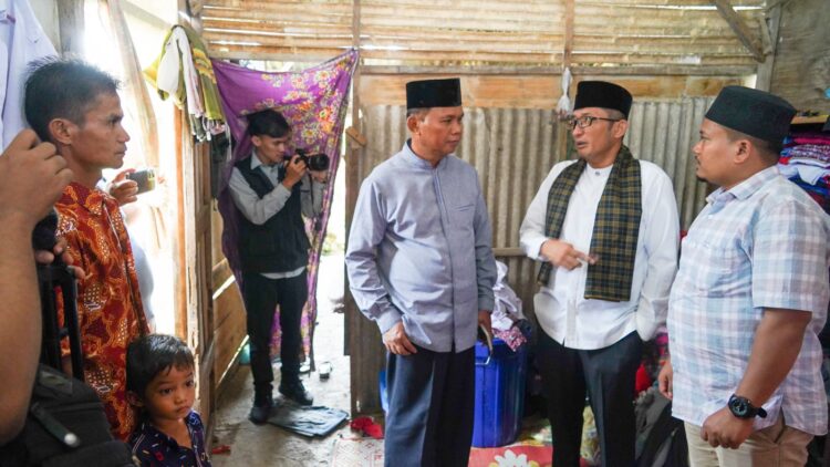 Tinggal Di Rumah Tidak Layak Huni, “Semata” Wako Padang Bedah Rumah Keluarga Afrial 1 Walikota Padang Hendri Septa melihat langsung kondisi rumah milik Afrial, di Kampung Durian Tigo Batang, RT 01 RW 05, Kelurahan Korong Gadang, Kecamatan Kuranji.