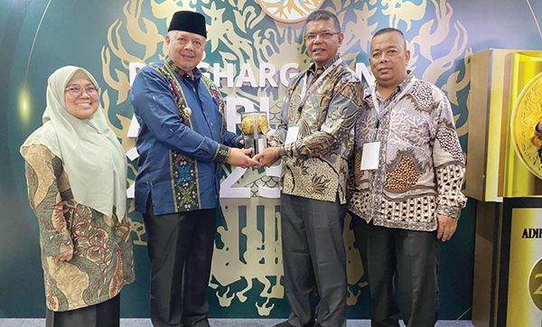 Wali Kota Solok Zul Elfian berphoto bersama dengan kepala dinas lingkungan hidup Kota Solok usai menerima Piala Adipura.
